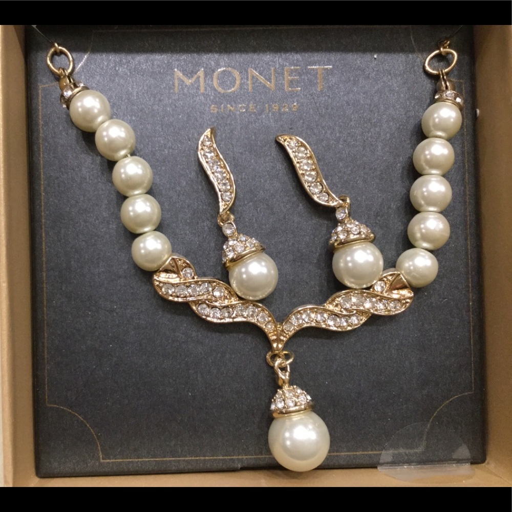 Monet custom pendant and pearl earring set. Gold.